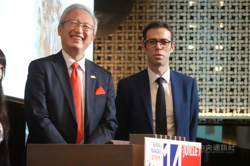 法國在台協會11日舉辦國慶酒會，由法國駐台代表、法國在台協會主任龍燁（Paris Frank，右）主持，外交部政務次長吳志中（左）出席並致詞。中央社記者楊堯茹攝 114年7月11日