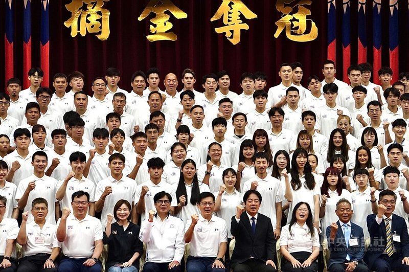 總統賴清德(前排右4)11日上午前往國家運動訓練中心,出席「2025年第32屆德國萊茵魯爾世界大學運動會代表團授旗典禮」,與台灣代表團選手合影。中央社記者董俊志攝 114年7月11日