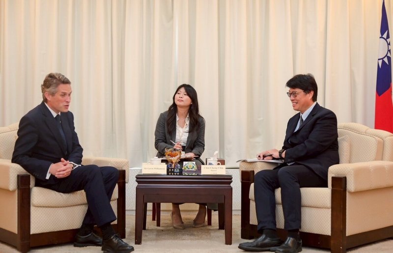 陸委會主委邱垂正（右）日前接見英國國會議員威廉森（左），雙方就兩岸及區域情勢交換意見。（陸委會提供）中央社記者呂佳蓉傳真  114年7月11日