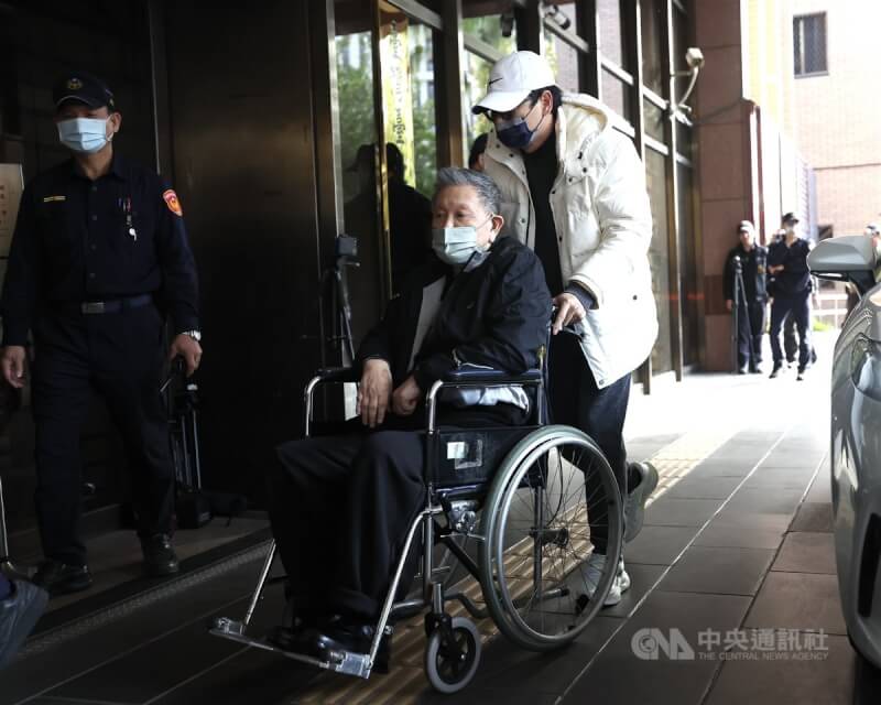 京華城案被告威京集團主席沈慶京(前中)。(中央社檔案照片)