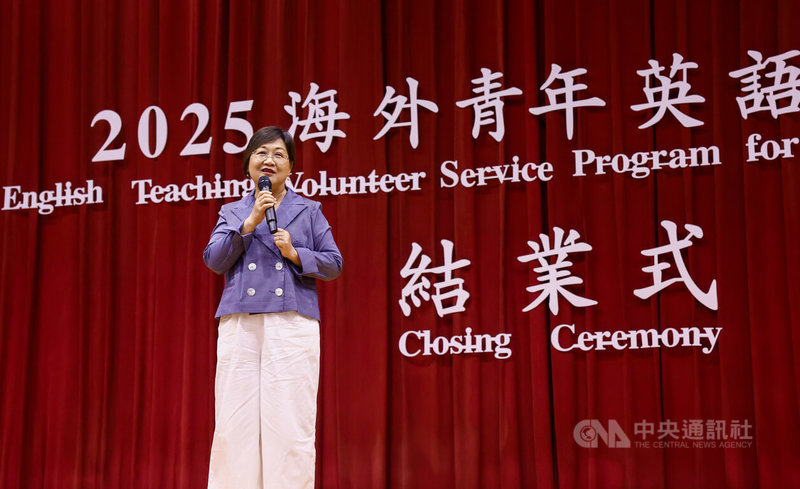 2025年海外青年英語服務營11日在亞洲大學舉辦教育訓練週結業式，僑委會委員長徐佳青（圖）表示，5天教育訓練週，22國青年志工有緣相聚，接下來2週服務時間，不論到山區、海邊、農村或都市，相信會給大家更多感受。中央社記者王騰毅攝　114年7月11日
