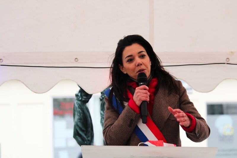 「不屈法國」議員希基魯。(圖取自facebook.com/SophiaChikirouParis)