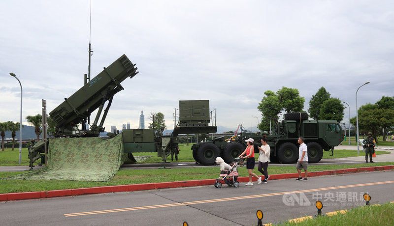 空軍防空暨飛彈指揮部11日上午起在台北大直美堤河濱公園等處部署愛國者防空飛彈系統,採分散式設置在基隆河南北兩岸,一早就受到公園運動、休憩民眾矚目。中央社記者張新偉攝 114年7月11日