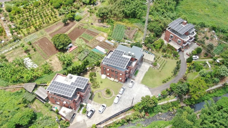 新北市智慧綠能社區合作社在淡水忠寮社區已陸續完成11座案場鋪設,忠寮社區理事長李鎮榮提到,太陽能板兼具發電及降溫效果,「夏天屋頂可以降低5到6度」。(智綠社提供)中央社記者林孟汝傳真 114年7月11日