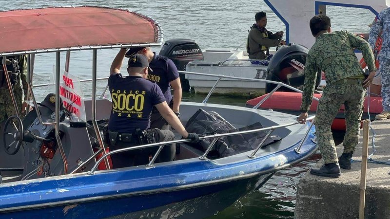 菲律賓「鬥雞玩家」失蹤案,數目不明的受害者據稱沉屍湖底,海岸防衛隊11日出動潛水人員展開搜尋,撈起2個內容不明的布袋。(菲律賓海岸防衛隊提供)中央社記者林行健馬尼拉傳真 114年7月11日