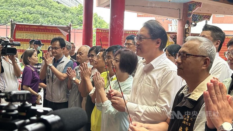 反共護台志工聯盟發起的「護國大遶境」活動11日上午從台中市烏日區玉闕朝仁宮出發,民進黨秘書長林右昌(前右2)、立委何欣純(前右3)等到場參香。中央社記者吳哲豪台中攝 114年7月11日