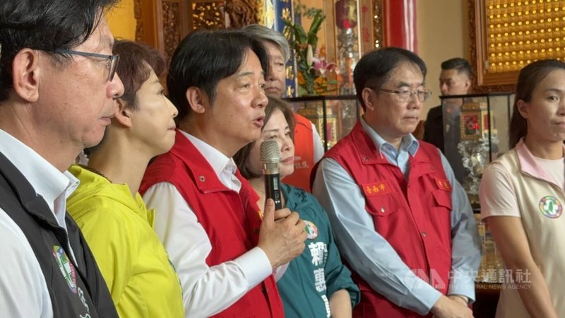 颱風丹娜絲重創台南，總統賴清德（左3）11日二度南下勘查災區，馬不停蹄慰問七股等5區災民，並回應電力、水及通訊等問題，盼盡快讓大家生活恢復正常。中央社記者張榮祥台南攝  114年7月11日