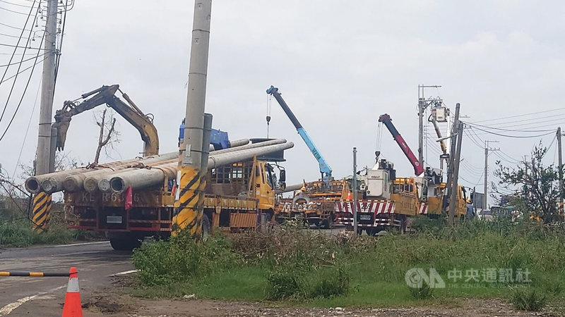 颱風丹娜絲造成嘉義縣大停電,電線桿約有900根斷裂,台電已緊急修復超過300根,將復電區域逐步引接擴大,至11日中午為止,尚有1萬9000多戶停電。中央社記者蔡智明攝 114年7月11日