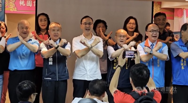 國民黨11日在桃園舉辦「反惡罷、戰獨裁」政策說明會，黨主席朱立倫表示，民進黨選輸翻桌想重選，不是民主是獨裁，他與眾人一同比出反罷免手勢表達訴求。（翻攝照片）中央社記者葉臻傳真 114年7月11日