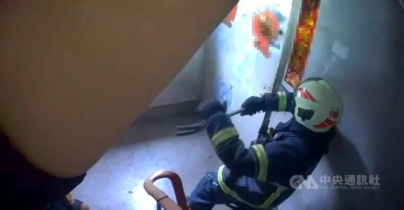 新北市新莊區45歲吳姓男子11日上午喝醉後疑討錢不成,持刀劃傷母親手臂,警消考量情況急迫,破門壓制逮捕吳男。(翻攝畫面)中央社記者趙敏雅傳真 114年7月11日