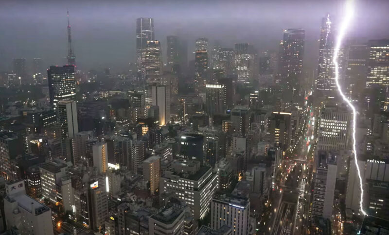 日本關東等地10日降下大雨，圖為在東京的攝影機捕捉到閃電落下瞬間。（共同社）