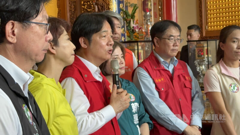 颱風丹娜絲重創台南，總統賴清德（左3）11日二度南下勘查災區。有媒體報導，賴總統回應災民訴求時，指「不能什麼事情都靠國軍」。總統府發言人郭雅慧晚間說明，總統是提醒國軍依規定不得進入民宅。中央社記者張榮祥台南攝  114年7月11日