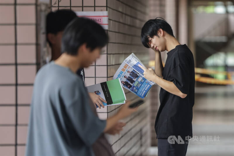 114學年度分科測驗11日登場,第1天考物理、化學、數學甲、生物,考生一早就到台北市松山高中考場,把握時間專心複習考科。中央社記者裴禛攝 114年7月11日
