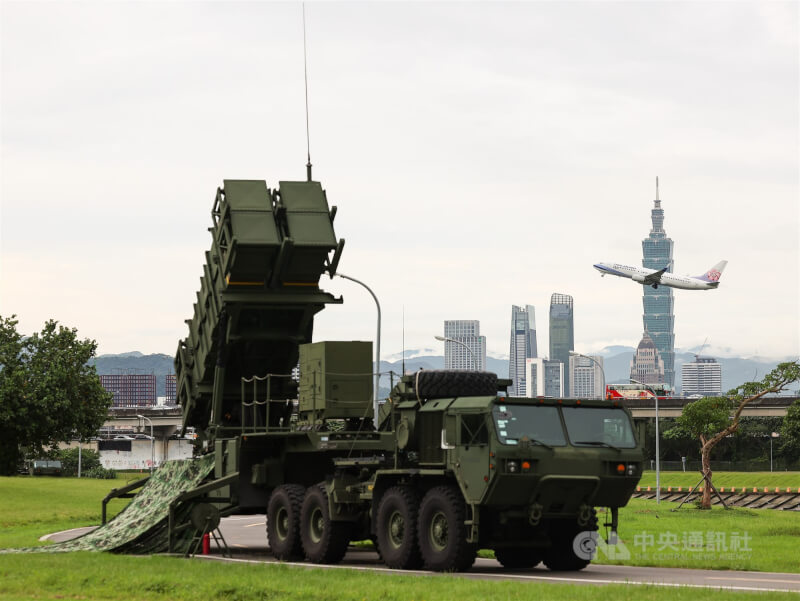 國軍年度重大軍事演習「漢光41號」實兵操演持續展開,空軍愛國者防空飛彈系統11日在北市河濱公園內完成部署,保衛首都空防。中央社記者張新偉攝 114年7月11日