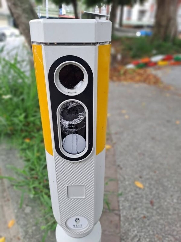 新竹縣政府警察局竹東分局表示,新正路、中山路、中正路路邊停車格的停車柱近日遭毀損,張姓男子疑因交通違規被開單心生怨恨,才持鐵鎚砸停車柱,全案依毀損罪嫌送辦。(竹東警分局提供)中央社記者郭宣彣傳真 114年7月11日