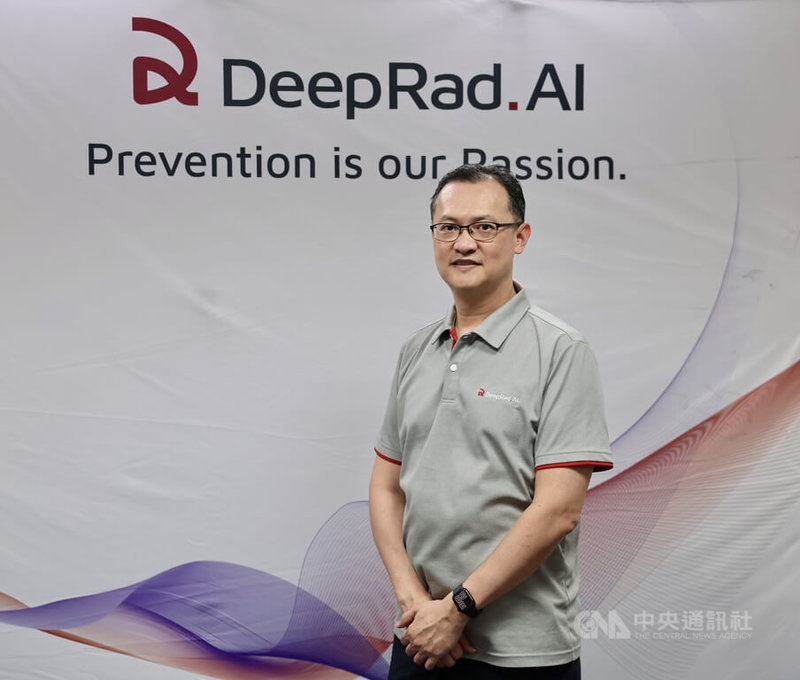 神瑞人工智慧執行長張曜吉說明,神瑞DeepLung-CAC運用AI技術,在醫生看病之前,先把影像掃過一遍,檢測有無異狀,評估風險高低,甚至可以生成報告,大幅減輕醫生負擔,「好比輔助駕駛,有了倒車雷達,司機倒車當然會比較安心」。中央社記者王飛華攝 114年7月11日