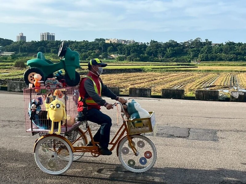 台中外埔清潔隊打造復古風三輪車,搭著回收簍及廣播喇叭,播放「有酒矸通賣無」的叫賣聲,進行資源回收宣導。(台中市政府提供)中央社記者趙麗妍傳真 114年7月12日