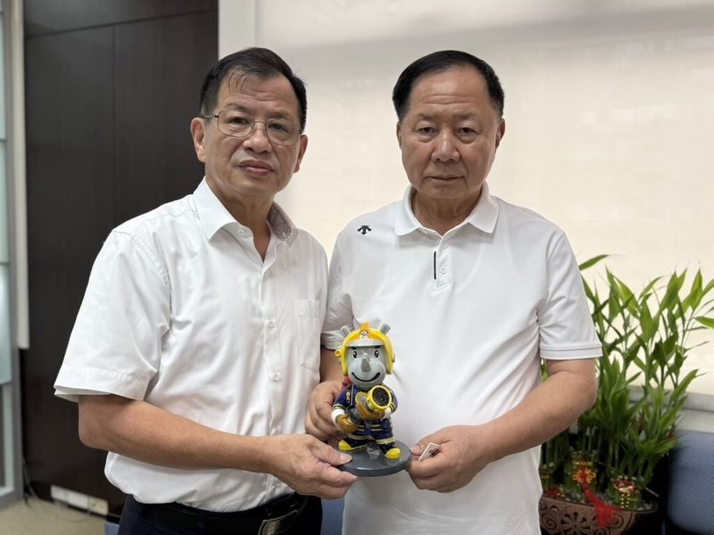薇閣文教公益基金會董事長李傳洪（右）11日拜會新北市政府消防局長陳崇岳（左），表達願每月提撥新台幣4萬元教育經費，助新店救溺殉職的消防員遺眷子女完成大學學業。（新北市消防局提供）中央社記者趙敏雅傳真　114年7月12日