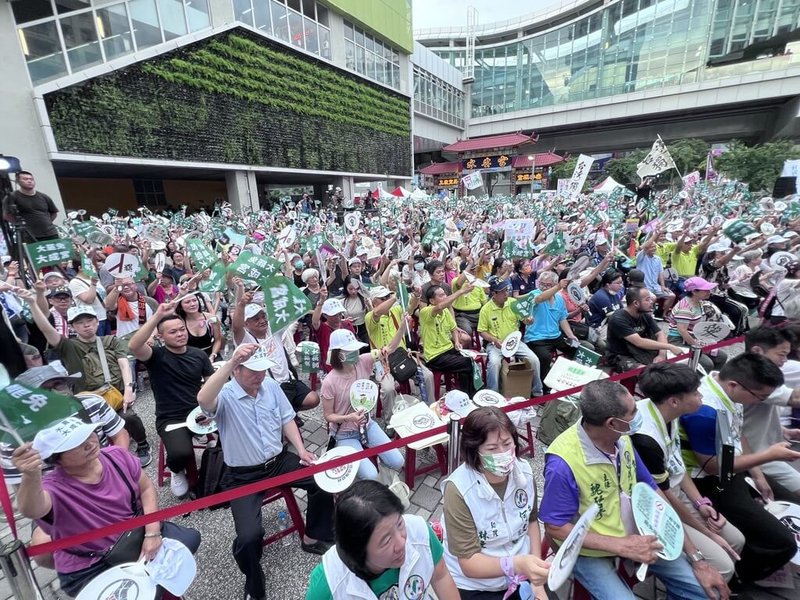「反共護台總動員」晚會12日晚間在台中市水安宮登場,現場民眾持旗幟高呼「大罷免、大成功」,罷團志工們也呼籲民眾勇敢站出來表態,最後時刻全力應援。(民眾提供)中央社記者趙麗妍傳真 114年7月12日