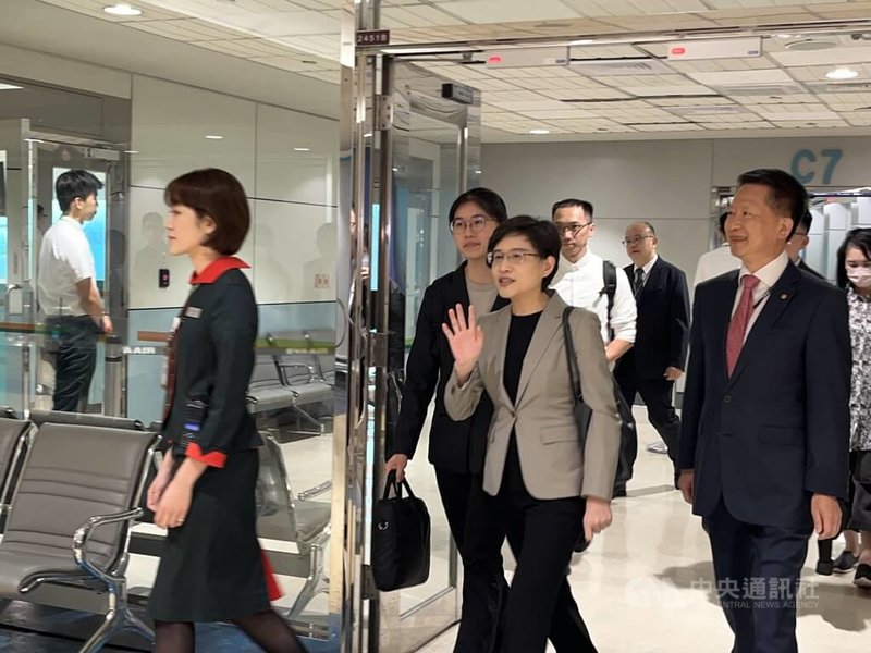 各界關注台灣對等關稅新稅率,負責對美談判的行政院副院長鄭麗君(揮手者)12日清晨返抵台灣。中央社記者葉臻攝 114年7月12日