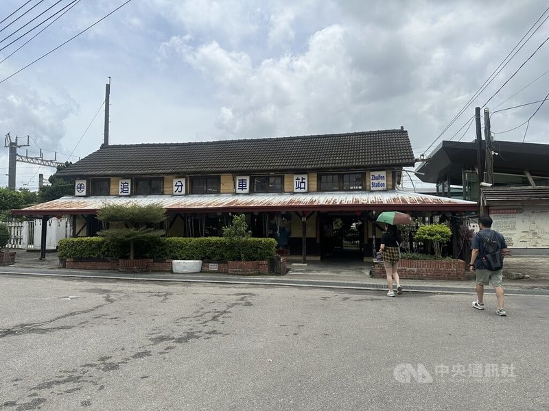 台中市追分火車站由於「追分-成功」車票聞名,吸引民眾造訪。中央社記者趙麗妍攝 114年7月12日