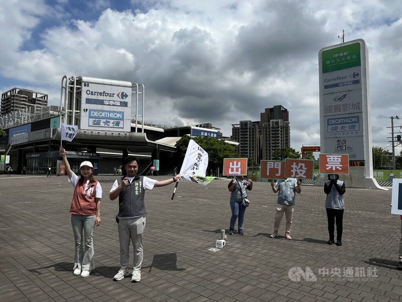 首波立委罷免投票將在26日舉行,桃園市第6選區罷免團體持續以站路口、車隊方式向民眾宣傳,民進黨立委郭昱晴(前左)、市議員許家睿(前右)也一同參與。中央社記者葉臻攝 114年7月12日