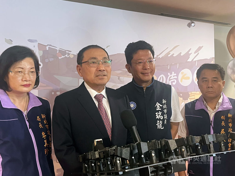立法院三讀通過特別條例明定普發現金，綠營指這是國民黨為挽救大罷免。新北市長侯友宜（左2）12日出席活動時受訪表示，現在面對挑戰多，執政黨更應體察人民的辛苦、更應該包容體諒，不是用政治對立、大罷免大成功的方式來杯葛福國利民的政策。中央社記者趙敏雅攝　114年7月12日