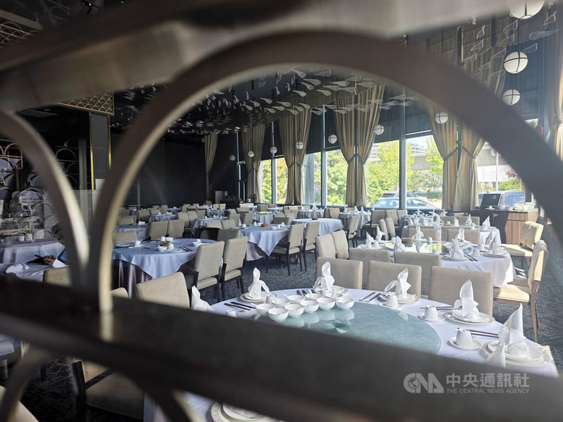 美國宣布對加拿大進口商品開徵35%關稅,為加拿大低迷的經濟再添寒風。加拿大許多餐廳因整體成本大幅上漲、民眾消費力下降,導致生意大受影響。中央社記者程愛芬溫哥華攝 114年7月12日