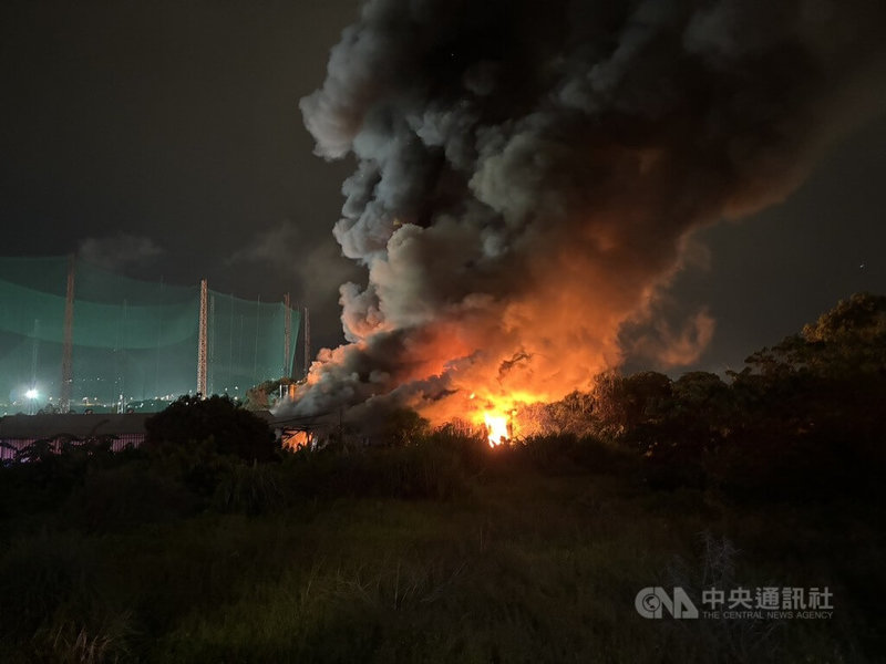新北市新店區一處鐵皮工廠12日晚間發生火災，消防獲報前往灌救，約30分鐘控制火勢，持續搶救撲滅，無人受困，詳細起火原因待調查釐清。（翻攝畫面）中央社記者趙敏雅傳真　114年7月12日