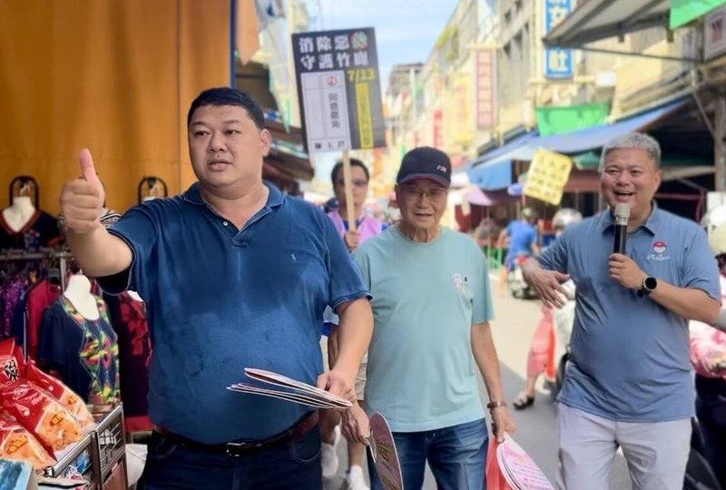 民進黨籍南投縣議員陳玉鈴罷免案13日投票,中國國民黨籍立法委員游顥(前左)12日沿路比讚尋求支持並與罷免案領銜人、游顥辦公室執行長蔡宜助(右)掃街,呼籲踴躍出門投同意罷免陳玉鈴。(罷免團體提供)中央社記者蕭博陽南投縣傳真 114年7月12日