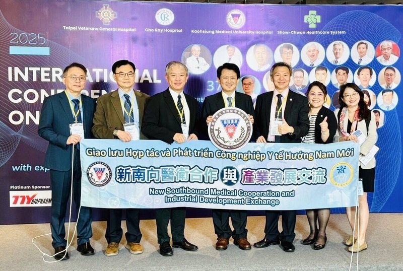 高雄醫學大學附設中和紀念醫院攜手台北榮民總醫院、彰化秀傳體系及大水鑊醫院(Cho Ray Hospital)共同舉辦「台越國際論壇」,活動12日在越南登場,論壇匯聚超過40名醫學權威,針對「癌症照護」深入交流。(高醫提供)中央社記者林巧璉傳真 114年7月12日