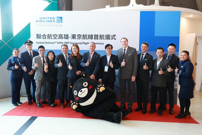 美國聯合航空「高雄-東京」航線首航儀式12日舉行,高雄市長陳其邁(右6)、美國聯合航空海外銷售董事總經理馬富斯(Marcel Fuchs)(中)、美國在台協會高雄分處長張子霖(Neil H. Gibson)(右5)等人出席。(高雄市政府提供)中央社記者林巧璉傳真 114年7月12日
