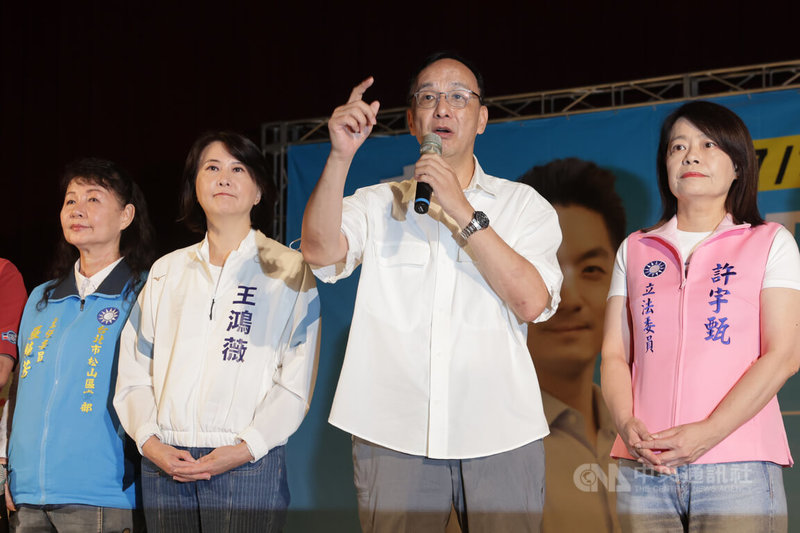 國民黨立委王鴻薇(左2)12日在民生社區活動中心舉辦反罷後援會成立大會,國民黨主席朱立倫(右2)出席宣講。中央社記者裴禛攝 114年7月12日