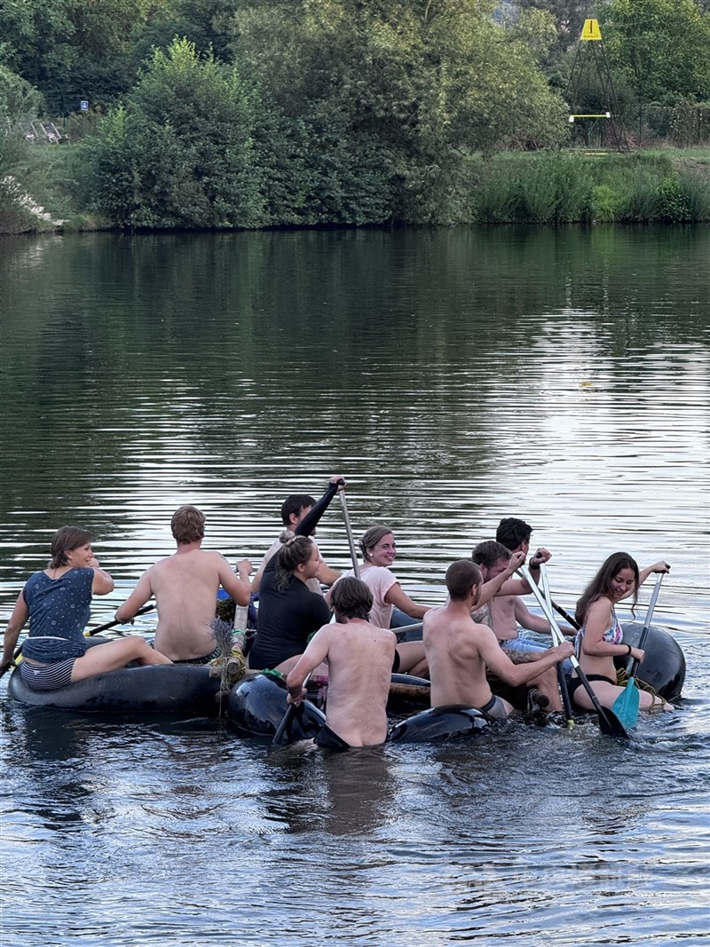近年來捷克夏季氣溫明顯升高,民眾常到湖邊玩水、划船消暑。(中央社檔案照片)