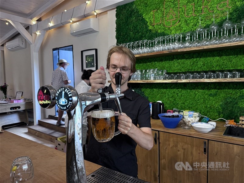 夏日氣溫飆高,捷克人喝大杯的啤酒消暑。(中央社檔案照片)