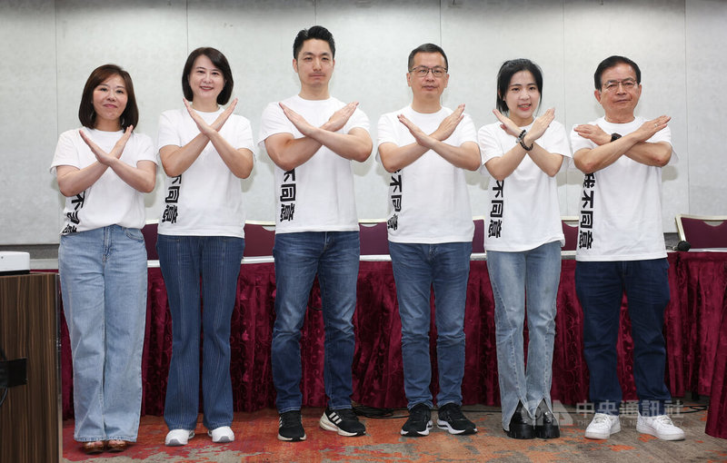 台北市長蔣萬安（左3）12日與國民黨立委李彥秀（左1）、王鴻薇（左2）、羅智強（右3）、徐巧芯（右2）、賴士葆（右1）合體，共同發布「台北隊反惡罷廣告」，呼籲大家26日出門投下不同意罷免票。中央社記者謝佳璋攝  114年7月12日