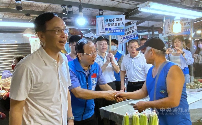 新北市立委第9選區是傳統深藍票倉，國民黨立委林德福（前左2）勤跑基層「固本扎根」，爭取鄉親投不同意罷免票。圖為6月3日黨主席朱立倫（前左）陪同林德福赴市場拜票。中央社記者黃旭昇新北市攝　114年7月12日