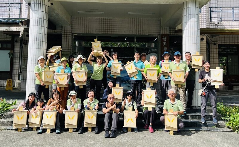 農業部林業及自然保育署人員、自然教育中心教師及國家森林志工等12日參與工作坊,進行蝙蝠屋實作DIY,並將成品設置於園區適當位置,提供蝙蝠棲息處所,進一步強化棲地保育行動。(林業及自然保育署屏東分署提供)中央社記者黃郁菁傳真 114年7月12日