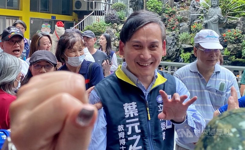 國民黨新北市立委葉元之罷免進入第三階段，葉元之（前）加強基層行程，日前也到廟宇宣講，親切揮手打招呼，爭取選民投下不同意罷免票。中央社記者黃旭昇新北攝　114年7月12日