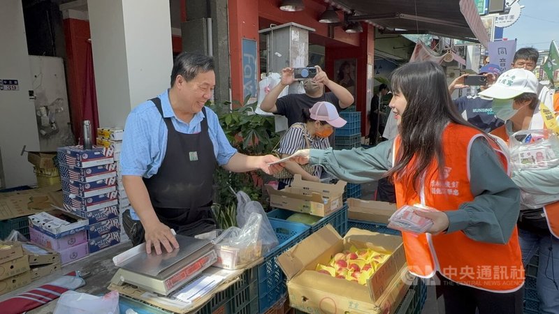 罷團「雲林拔釘」12日在雲林縣虎尾鎮進行掃街宣講，民進黨立委黃捷（前右）前來助陣，發放「OK！我會罷免你」透明小卡。中央社記者姜宜菁攝  114年7月12日