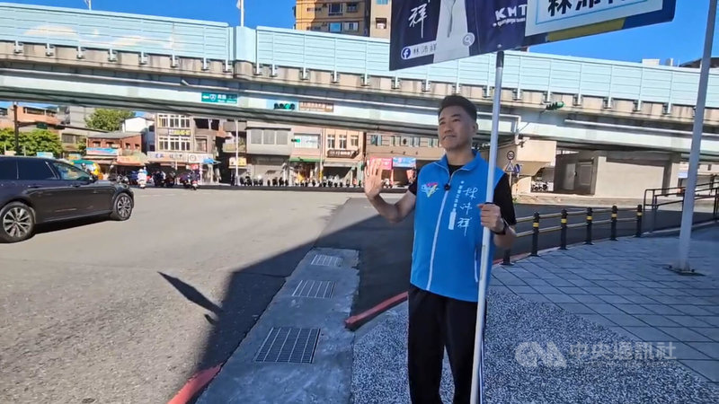 國民黨立委林沛祥（圖）面臨罷免危機，近期一早都在路口持看板向來往民眾揮手致意，呼籲民眾出門投下不同意罷免票。中央社記者王朝鈺攝　114年7月12日