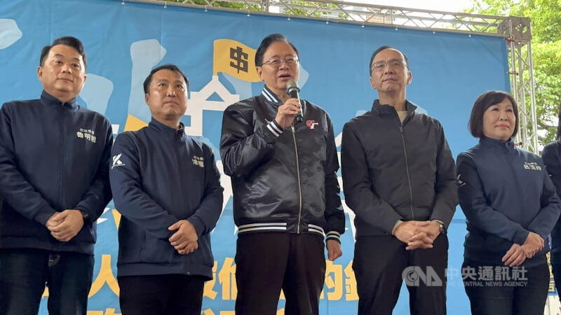 圖為國民黨3月29日「反惡罷、護民主」還錢於民政策說明會,桃園市長張善政(中)與國民黨主席朱立倫(右2)以及黨籍立委魯明哲(左)、涂權吉(左2)、呂玉玲(右)等人同台宣講。(中央社檔案照片)