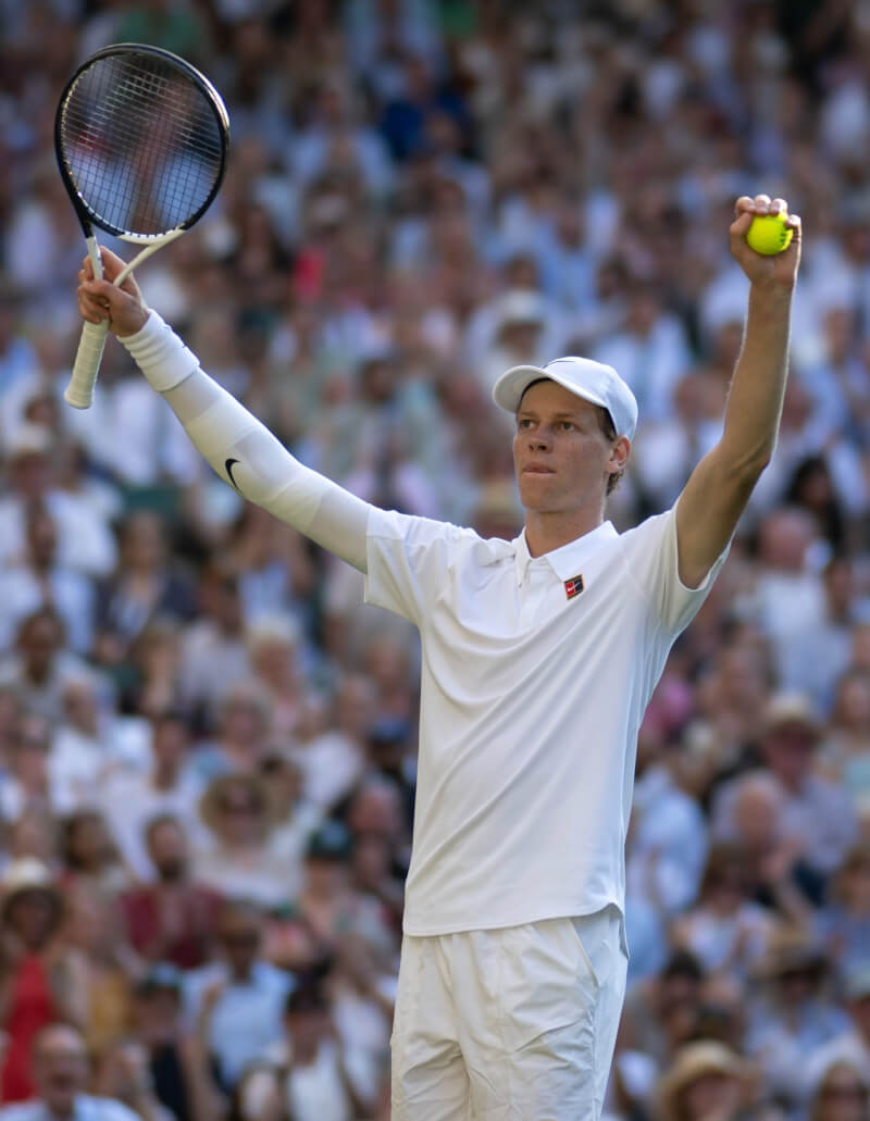 球王辛納(圖)11日擊退喬科維奇,晉級溫網決賽。(圖取自x.com/Wimbledon)