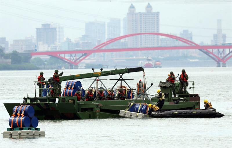陸軍53工兵群12日上午演練設置淡水河道阻絕,M3浮橋車搭載工兵放置阻絕設施。中央社記者張新偉攝 114年7月12日