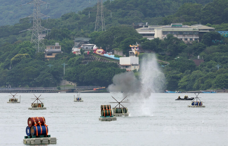 國軍「漢光41號」演習實兵演練12日持續舉行，為防範共軍突入淡水河道侵犯中樞，陸軍53工兵群上午演練設置淡水河道阻絕，並以C4炸藥引爆阻絕設施，進行首次爆破訓練，爆炸聲響震撼河岸、水花四濺。中央社記者張新偉攝  114年7月12日