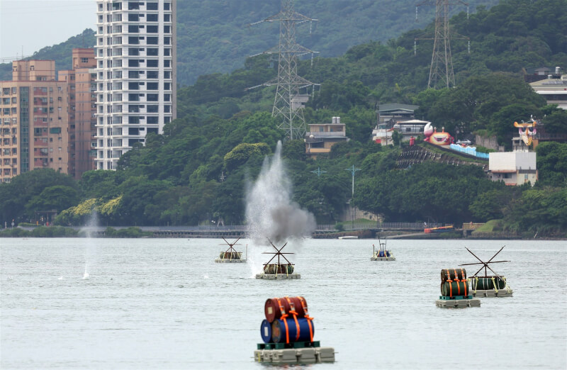 陸軍53工兵群執行「淡水河道阻絕設置」科目,並以C4炸藥引爆阻絕設施。中央社記者張新偉攝 114年7月12日