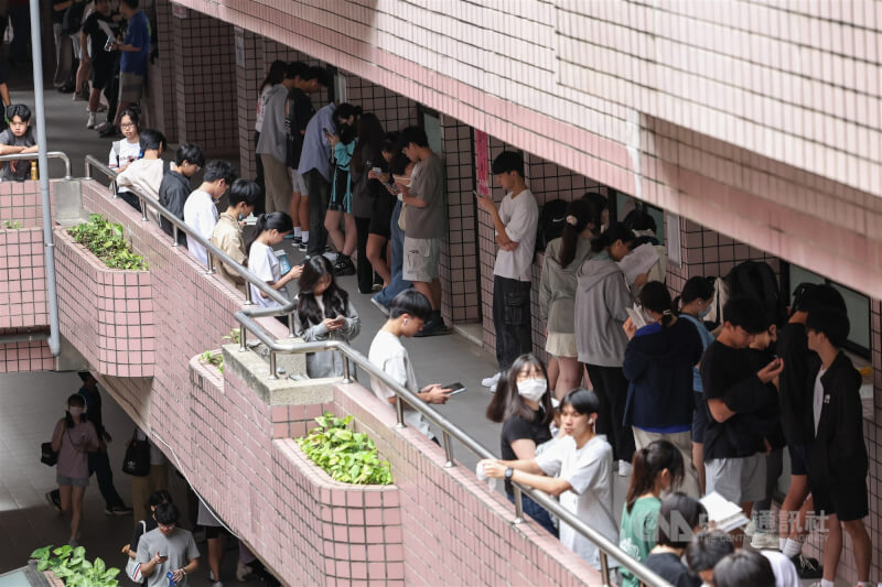 114學年度分科測驗12日舉行第2天考試,考歷史、地理、數學乙、公民與社會,考生上午到台北松山高中考場,在走廊上複習準備應試。 中央社記者翁睿坤攝 114年7月12日