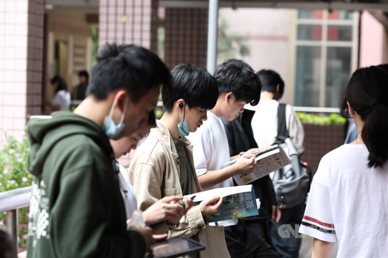 114學年度分科測驗12日舉行第2天考試,考歷史、地理、數學乙、公民與社會,考生一早就到台北市松山高中考場,專心複習,做最後衝刺。 中央社記者翁睿坤攝 114年7月12日