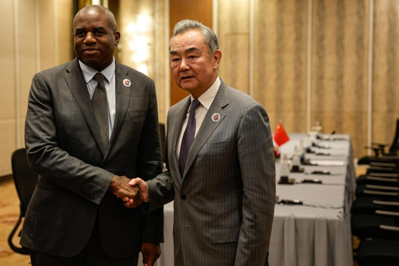 英國外交大臣拉米(左)11日會晤中國外交部長王毅(右)。(圖取自x.com/DavidLammy)
