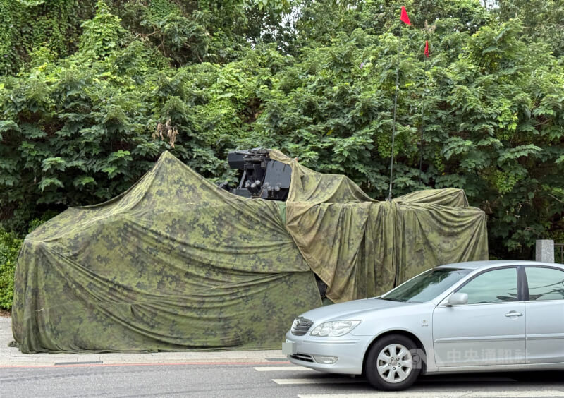 陸軍雲豹甲車以偽裝網覆蓋,隱身在淡水河岸旁的新北市淡水區中正路一段旁駐防。中央社記者張新偉攝 114年7月12日